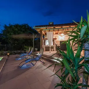 Jelavic Apartment Sutomiscica